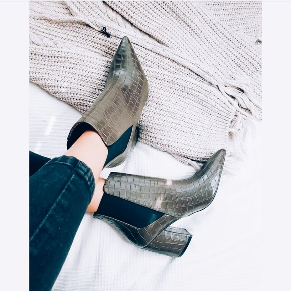 🚨//Fall Must Haves// Croco print Bootie - Picture 2 of 8